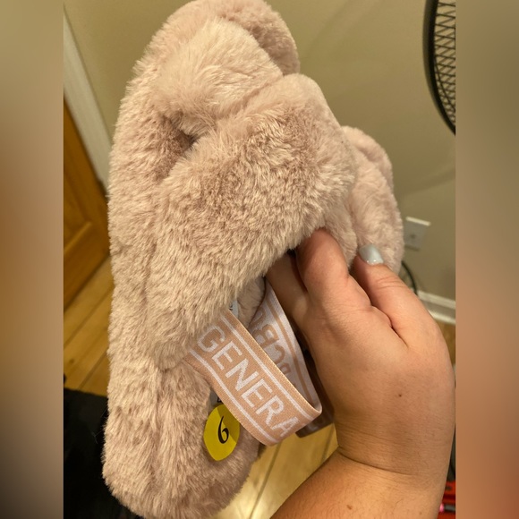 Pink BCBG furry sandals - Picture 4 of 4